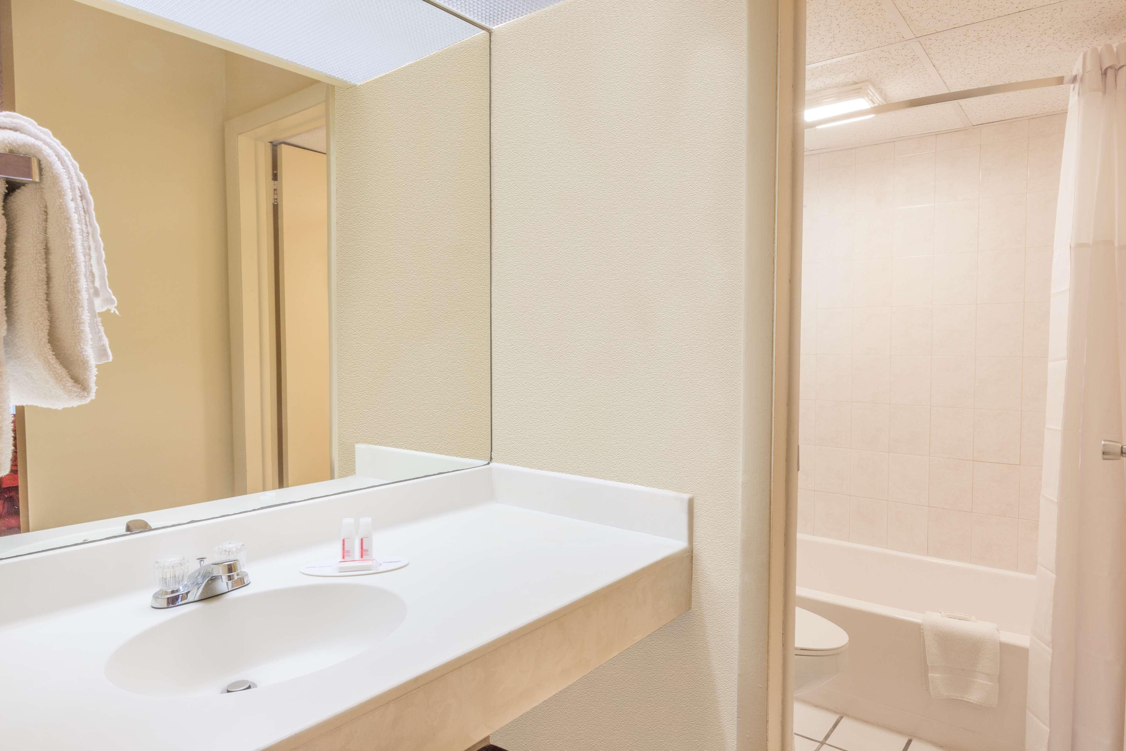 Days Inn Іст-Страудсберг Екстер'єр фото
