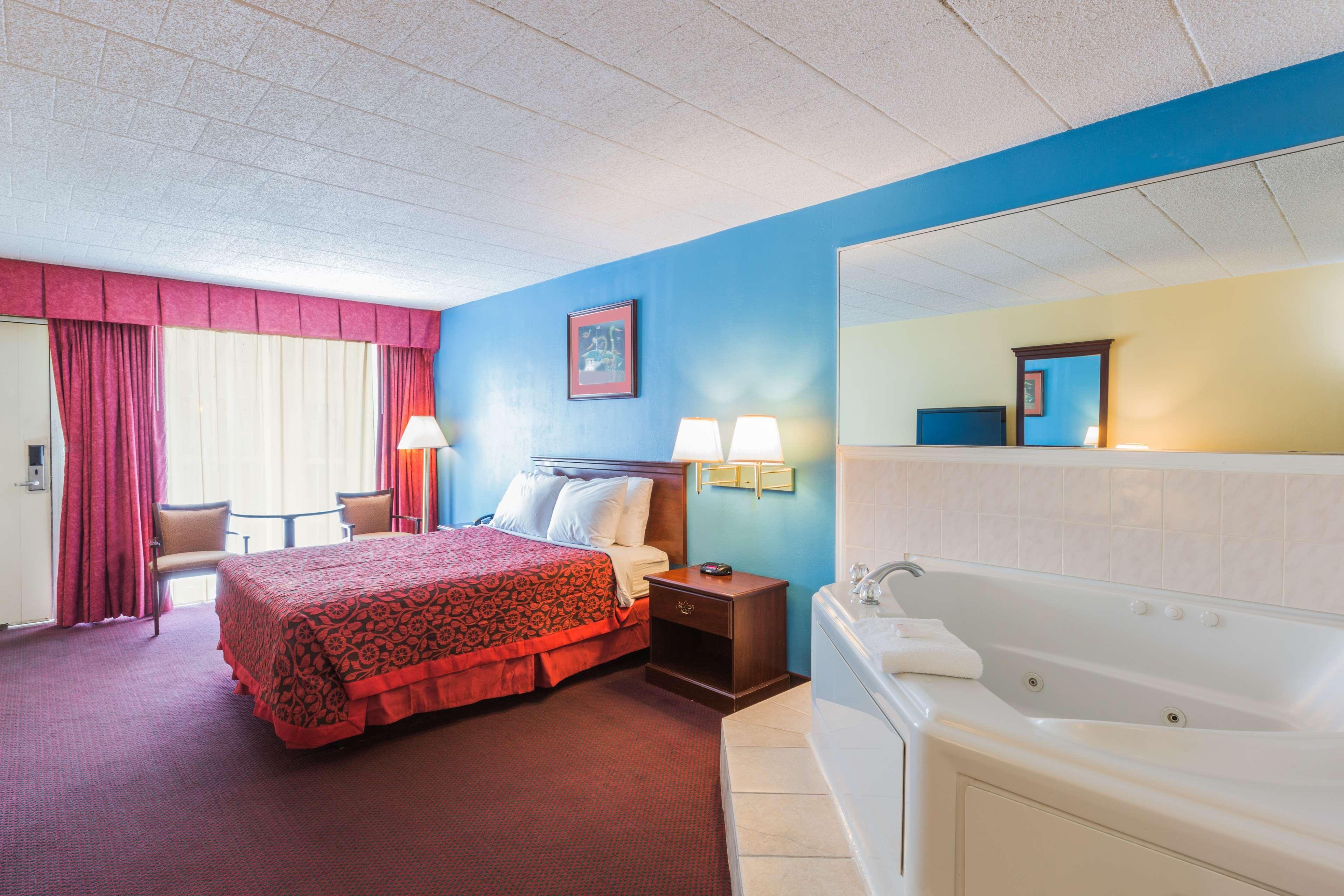 Days Inn Іст-Страудсберг Екстер'єр фото