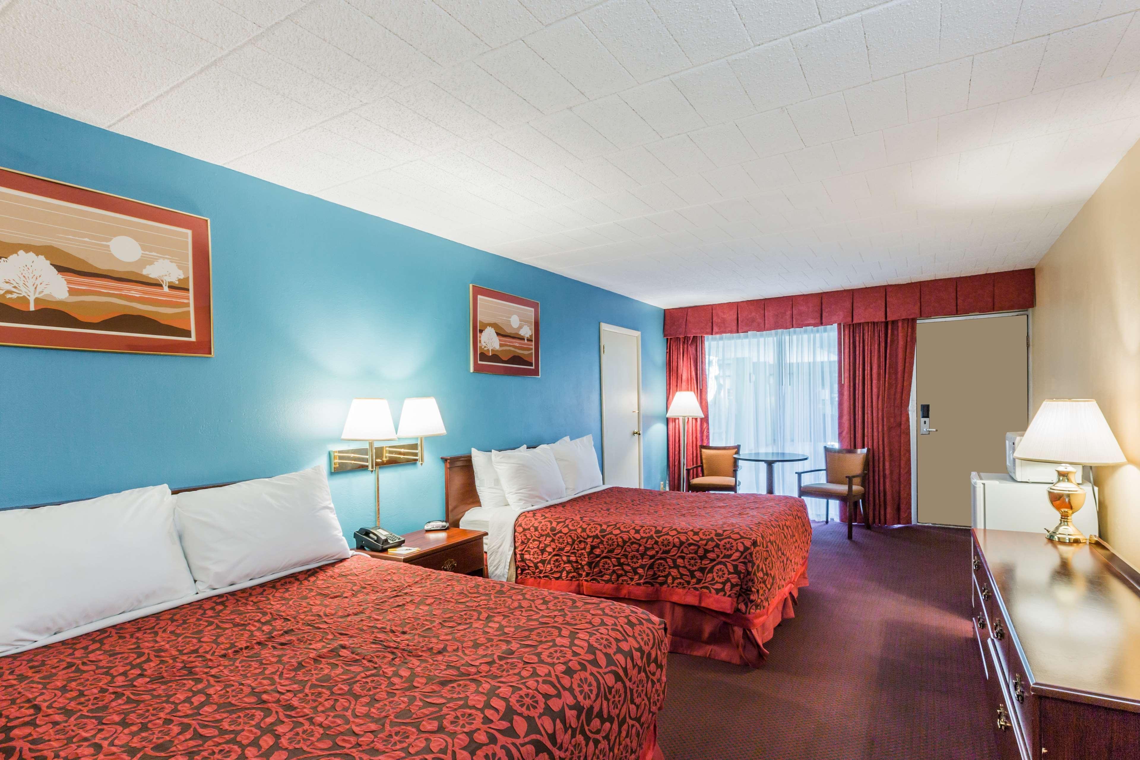 Days Inn Іст-Страудсберг Екстер'єр фото