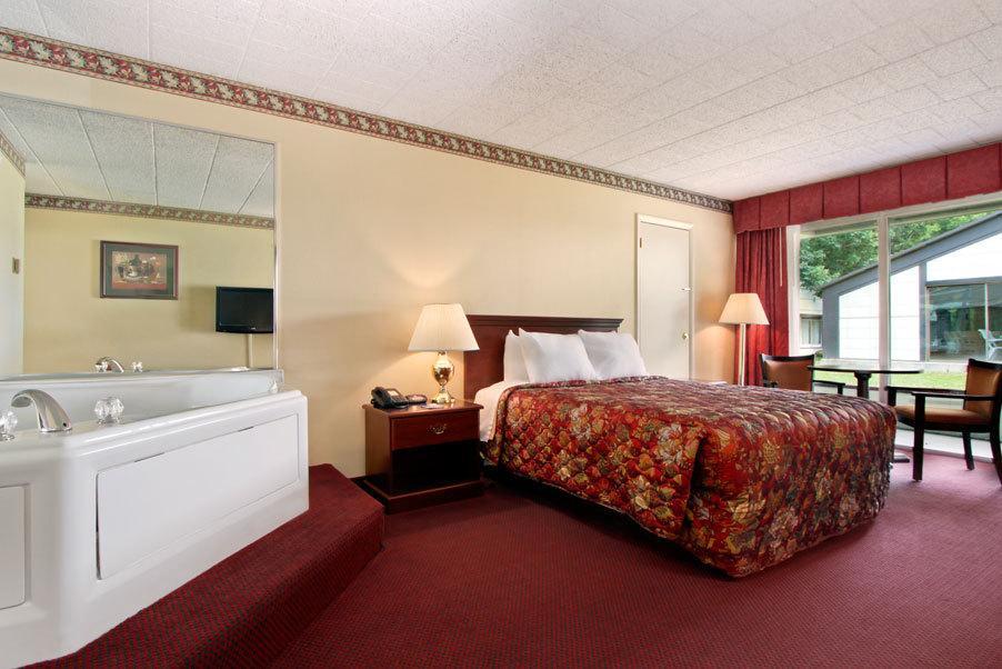 Days Inn Іст-Страудсберг Номер фото